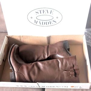 Women's zip-up, leather boots